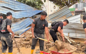 Polisi & Warga Gotong Royong Bersihkan Lumpur di Aceh